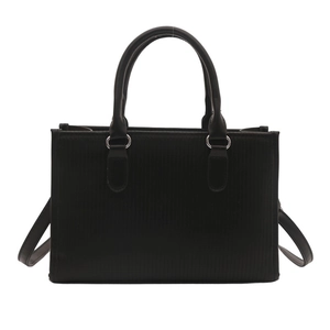 Borsa a tracolla squadrata nera minimalista con trama a righe verticali e dettagli argento
