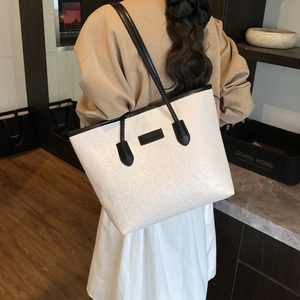 Large capacity contrast tote bag with embossed cartoon patterns for stylish daily commuting
