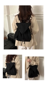 Dettaglio dello zaino nero minimalista con patta geometrica e stampa fashion decorativa