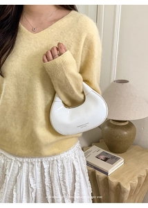 Dettaglio della borsa hobo in vernice bianca con elegante forma a mezzaluna