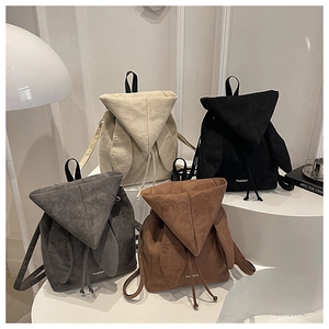 Quattro zaini alla moda con orecchie di coniglio in camoscio: crema, nero, grigio e marrone
