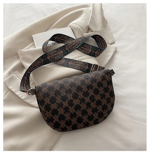Details der Vintage-Satteltasche mit Monogramm und böhmischem breitem Tragegurt