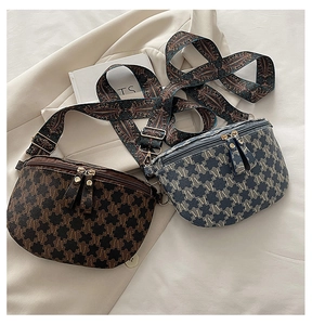 Detail von Vintage-Mondtaschen mit M-Muster-Monogramm und bunten gewebten Gurten