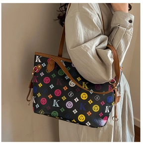 Vue latérale du grand sac cabas avec imprimés lettres colorés et bordures en cuir marron