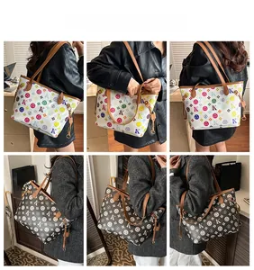 Détails d'un grand sac cabas avec imprimé vintage et pendentif à pompon en deux coloris