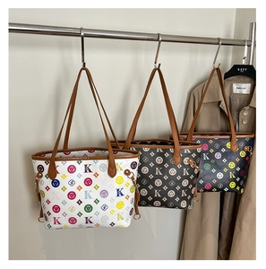Trois sacs cabas vintage à motifs floraux suspendus sur un portant à vêtements