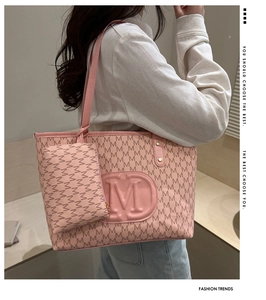 Detailansicht des rosa Leder-Tote-Bag-Sets mit M-Prägung und passender Clutch-Tasche