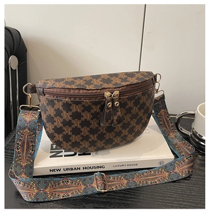 Detailansicht der Vintage-Umhängetasche mit Monogramm und geometrischem Webgurt