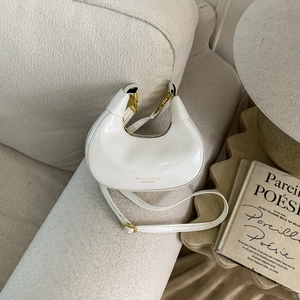 Sac demi-lune blanc chic en cuir brillant avec des finitions dorées élégantes
