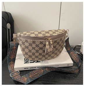Detailansicht der Vintage-Monogramm-Tasche mit gemustertem breitem Gurt auf weißem Katalog