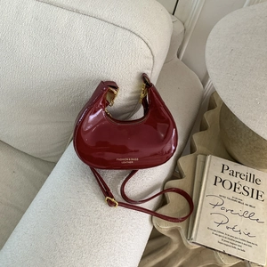 Sac croissant en cuir verni bordeaux de style français avec accessoires dorés et bandoulière