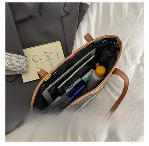 Vue à plat du sac cabas imprimé montrant une grande capacité pour livres et tablette