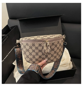 Detailansicht der beigen Sichel-Tasche mit M-Muster und buntem Ethno-Webschultergurt