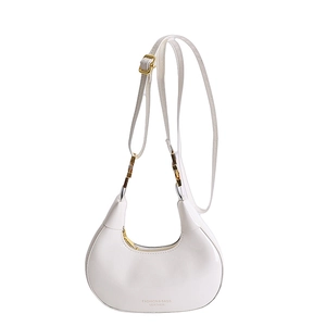 Sac demi-lune blanc chic avec ferrures dorées et finition en vernis brillant