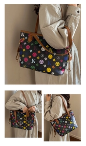 Vue détaillée du grand sac cabas avec imprimés pop art colorés et anses marron