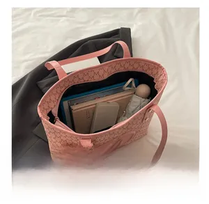 Geräumiges Tascheninnere des rosa Shoppers mit Platz für Tablet, Bücher und Zubehör