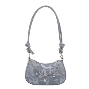 Sac à bandoulière gris minimaliste avec motifs abstraits et breloques sur fond blanc