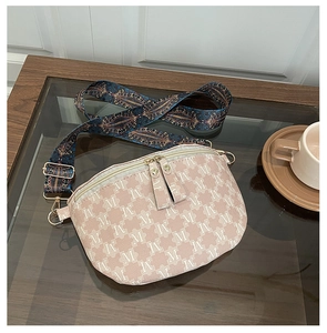 Detailansicht der rosa Umhängetasche mit Monogramm-Druck, Jacquard-Gurt und goldener Hardware