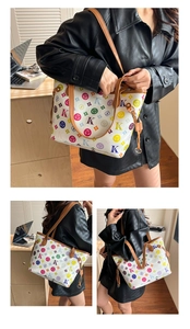 Détails du grand sac cabas blanc avec imprimé monogramme coloré et anses en cuir marron