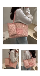 Detail der rosa PU-Leder-Tote mit M-Buchstaben-Druck und passender kleiner Tasche
