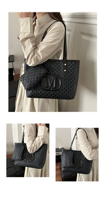 Details eines schwarzen Shopper-Sets mit grauem M-Muster und runder Logo-Prägung