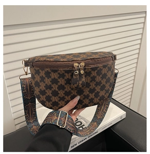 Detail der braunen Jacquard-Brusttasche mit M-Muster und buntem Web-Schultergurt
