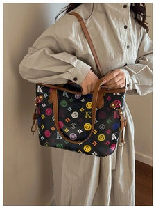 Vue détaillée du grand sac cabas avec lettres KS colorées et motifs floraux imprimés