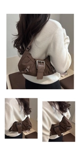 Gros plan sur un sac hobo plissé marron vintage avec grande boucle argentée mate