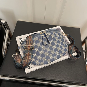 Blaue Jacquard Umhängetasche mit Retro M-Muster und buntem breitem Web-Schultergurt