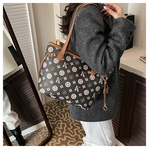 Détail du sac cabas imprimé avec lanières en cuir sur un manteau, motif et texture