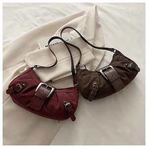 Vue détaillée des sacs seaux bordeaux et marron foncé avec boucles décoratives