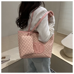 Detailansicht der rosa Monogramm-Einkaufstasche mit passender Tasche am Modell