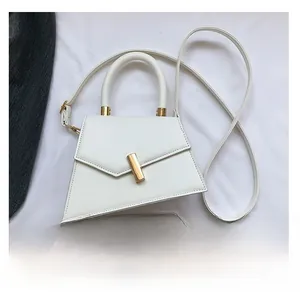 Comparaison détaillée de la taille du sac à main géométrique blanc avec un téléphone