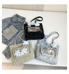 Vue détaillée des sacs Ita à texture froissée avec fenêtres d'affichage en trois couleurs