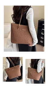 Detail der Totebag mit Leopardenmuster, braunen Texturen und minimaler Metallverzierung