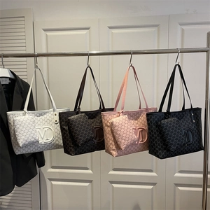 Stylische große Damen-Tragetasche mit Monogramm-Muster inklusive passender Reißverschlusstasche