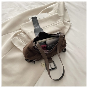 Vue de dessus du sac seau en daim marron foncé avec poignées en cuir et boucle en métal