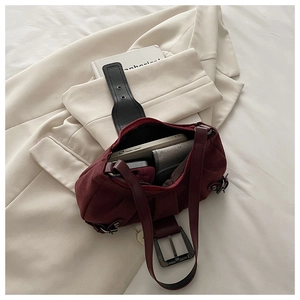 Détail de l'intérieur du sac seau rouge foncé montrant l'espace pour téléphone