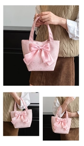 Detalle del bolso rosa con lazo grande de seda y estampados de estrellas plateadas