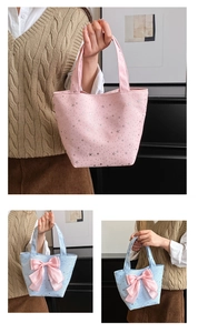 Detalle de bolsos tote de lona rosa y azul con patrones de estrellas y un gran lazo rosa