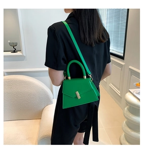 Détail du sac à main trapèze vert en cuir PU avec fermoir en métal doré et bandoulière