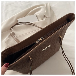 Detail der Totebag mit Leopardenmuster, braunem Reißverschluss und goldener Hardware