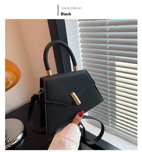 Vue détaillée d'un sac bandoulière en cuir PU noir avec d'élégantes finitions dorées
