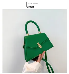 Détail du sac à main vert en cuir PU avec poignée ronde et fermoir tournant doré