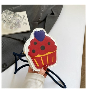 Détail d'un mini sac à bandoulière créatif en forme de cupcake avec un détail de cœur violet