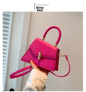 Détail du sac en cuir PU rose rouge avec fermoir doré et poignée ronde élégante