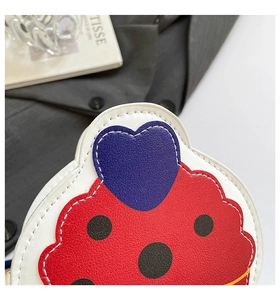 Macro de cuir litchi blanc avec imprimé cœur et couture détaillée sur un petit sac