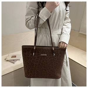 Detail der Retro-Leopard-Tragetasche mit weicher Wildledertextur und Metallakzenten