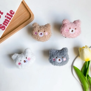 Supporto per telefono in peluche a forma di orso in marrone, rosa, bianco e grigio