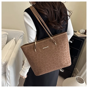 Details der Leopard-Tragetasche mit goldenen Beschlägen und Retro-Ästhetik